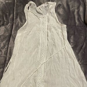 White sleeveless blouse by Liz Lange maternity size medium